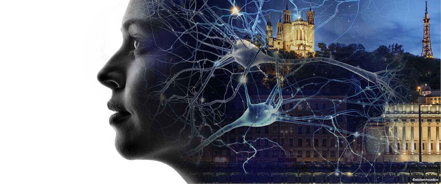 Image mettant en scène un visage à gauche de profil en noir et blanc, une représentation de neurones au centre et une photographie de Fourvière de nuit